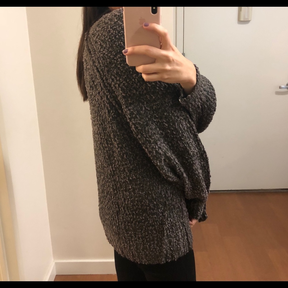Uneven Hem Soft Fuzzy Sweater - Picture 4 of 5